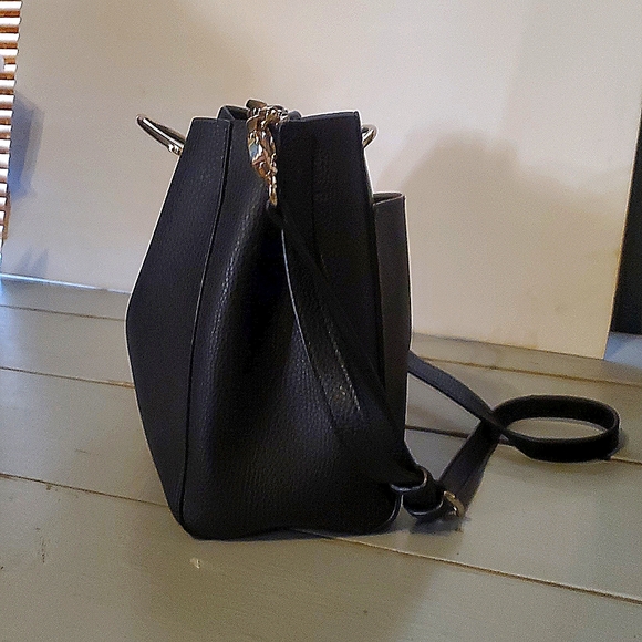 GUESS Black Leather Handbag. Satchel Style. Premium Grain Leather. Carried Twice - Picture 6 of 8